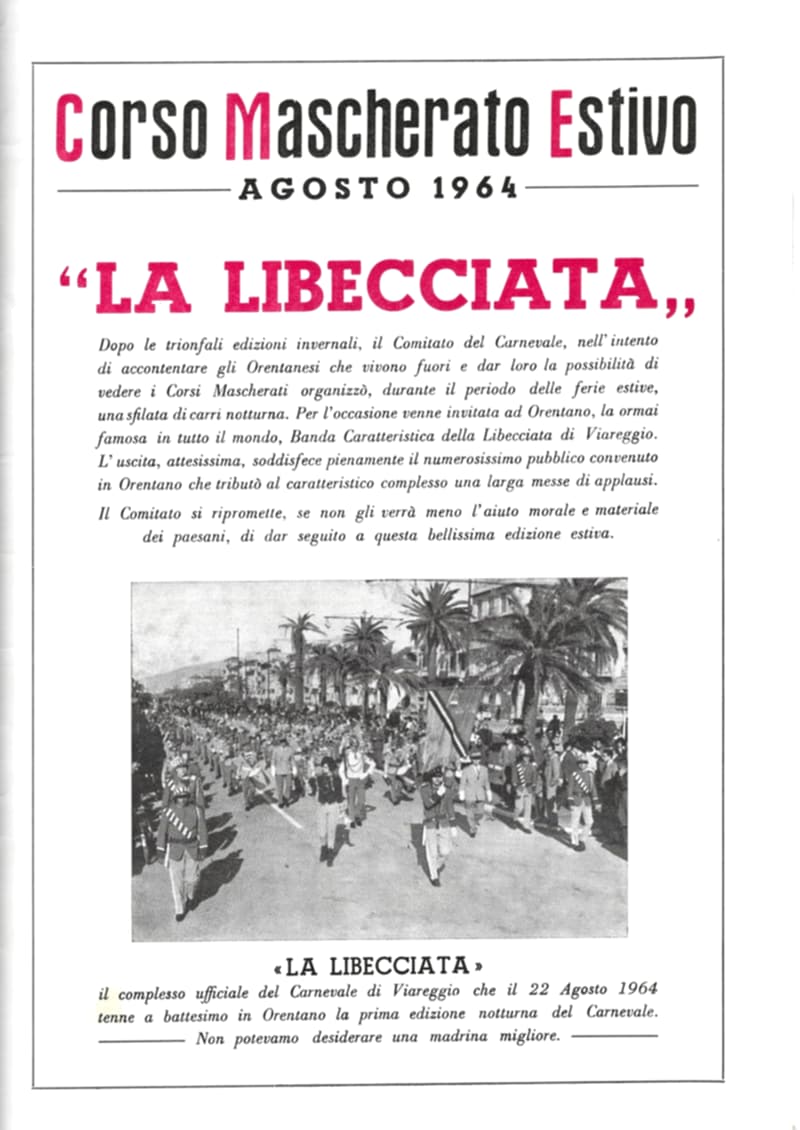 Pagina 17 di 36: Corso mascherato estivo dell'agosto 1964: testo sulla sfilata notturna e foto della banda «La Libecciata» di Viareggio in marcia.